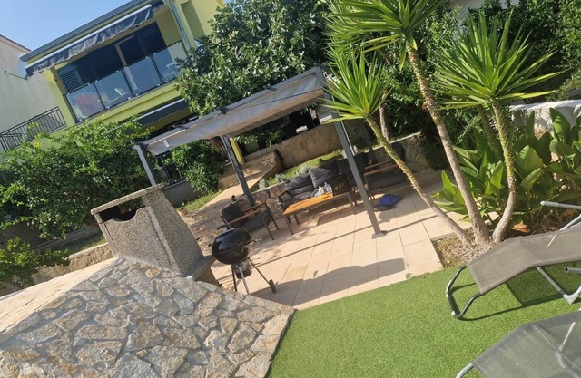Two bedroom apartment with terrace and sea view Poljica, Trogir (A-18634-a)