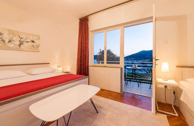 Two bedroom apartment with balcony and sea view Poljica, Trogir (A-21041-a)