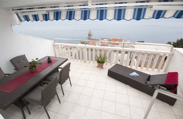 Two bedroom apartment with terrace and sea view Pisak, Omiš (A-5154-e)