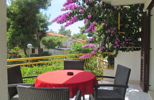 Two bedroom apartment with terrace and sea view Ivan Dolac, Hvar (A-4584-a)