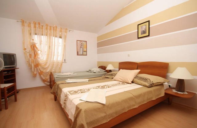 Two bedroom apartment with air-conditioning Ivan Dolac, Hvar (A-8734-c)