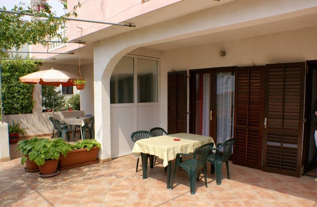 Two bedroom apartment with terrace Mandre, Pag (A-523-b)