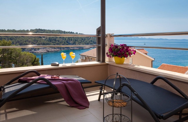 Two bedroom apartment with terrace and sea view Cove Osibova, Brač (A-12062-b)