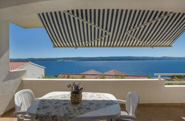 Two bedroom apartment with terrace and sea view Lokva Rogoznica, Omiš (A-22069-a)