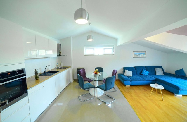 Two bedroom apartment with balcony Sinj, Zagora (A-23403-a)