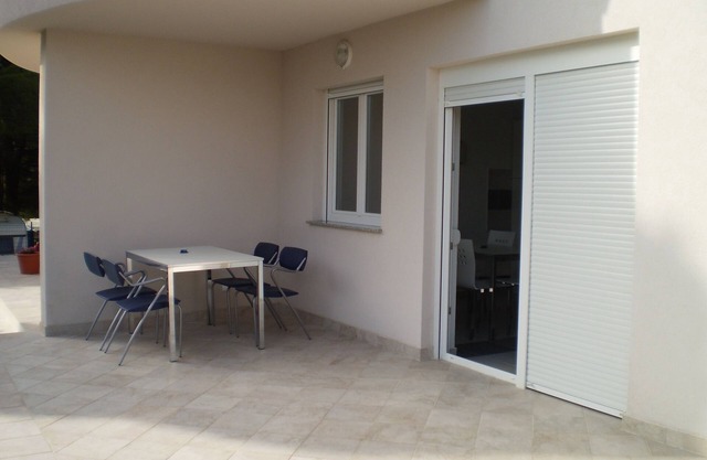 Two bedroom apartment with terrace Banjol, Rab (A-12838-b)