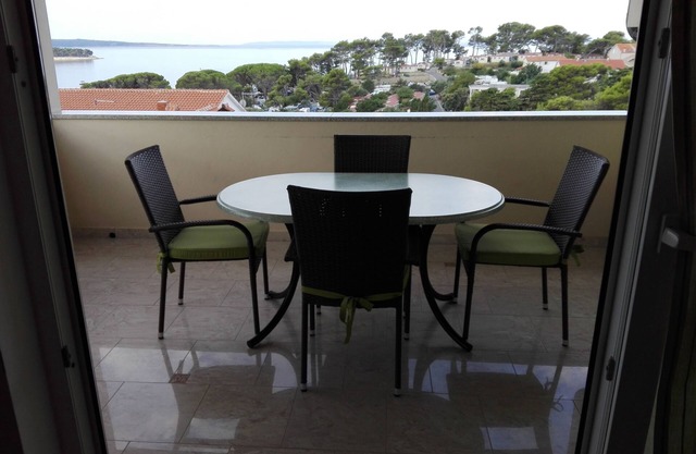Two bedroom apartment with terrace and sea view Banjol, Rab (A-14134-a)