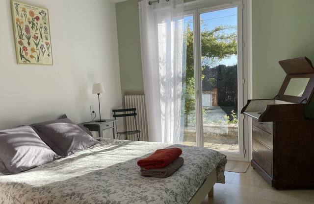 Two-bedroom gîte with terrace and swimming pool