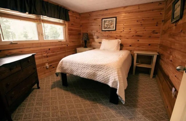 Two BR Cabin next to Creeper Trail