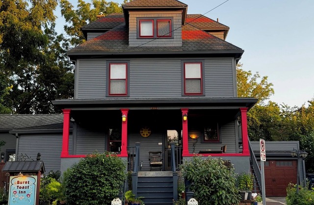 Two Fabulous Houses to choose from .The Burnt Toast Inn or The Washington House. They are two blocks apart but both are in the wonderful historic Old West Side Neighborhood. No need to have a car since both houses are located walking dist