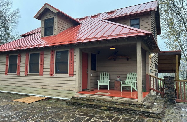 TWO FOR ONE ON RIVER! Modern house and apartment, 9 beds/6 sleeping areas/4 ba
