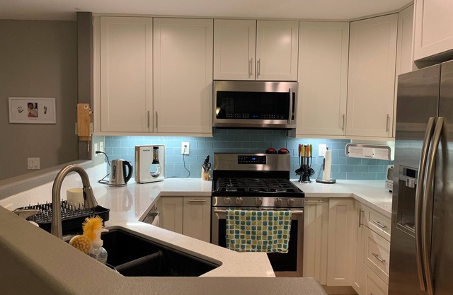 two-level with 2 master bedroom, pools, hiking trails, close to marketplace