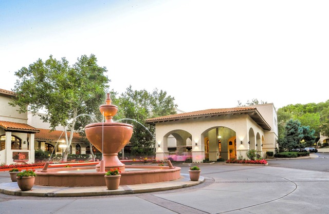 Two Perfect Sedona Rooms w/Poolside Relaxation, Outdoor BBQ & Full Kitchen