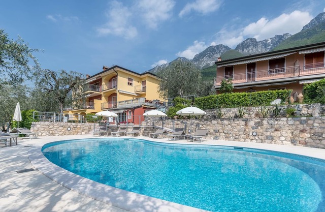 Two-room apartment Due Leoni with lake view, swimming pool, garden and Wi-Fi