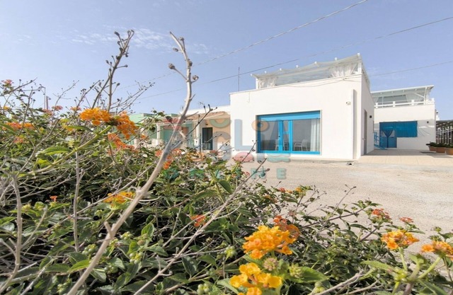 Two-room Blue House beachfront apartment in Red Place