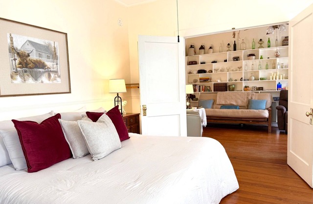 Two Step+2 bath+Historic+Downtown+Private Entrance