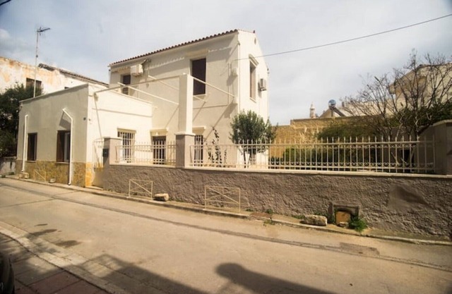 Two-storey recently renovated garden house . Family-sized 15' from the center