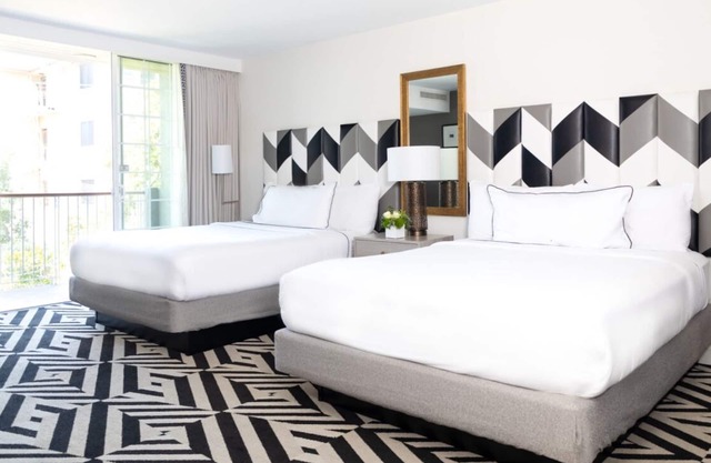 Two Units Luxurious Suites Close to Universal Studios Hollywood! Rooftop Pool!