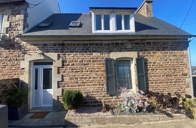 TY LOUIS Fisherman's cottage with sea view and beaches 2 minutes walk away