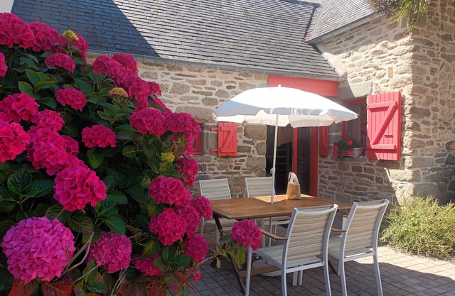 Typical Breton house at 0.50m from the beach with sea view and Batz upstairs.