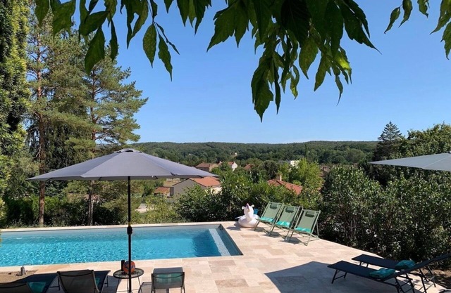 Typical Périgord country house, fully equipped, with gardens and swimming pool