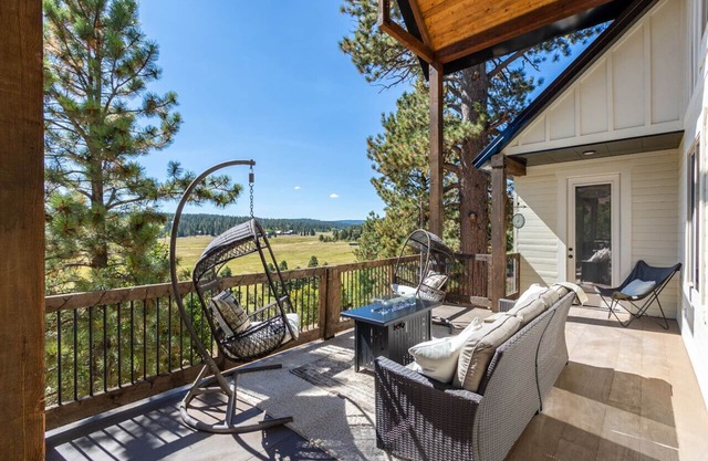 Ultimate Mtn Retreat - W/Game room|Fire Pits|Views| 2 Bunk Rooms & Much More!