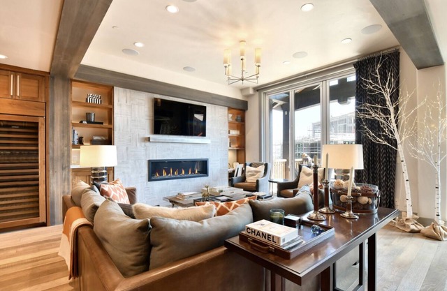 Ultra-Modern Condo with Entertainment Room and Lodge Amenities