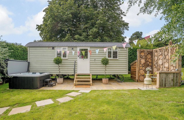 Under Willows - UK12608