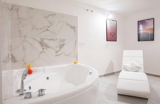 Unforgettable Split Level Jacuzzi Suite Navona - Top Collection