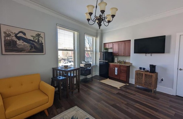 Unique 1 BR 1BA Stay in Downtown - 204