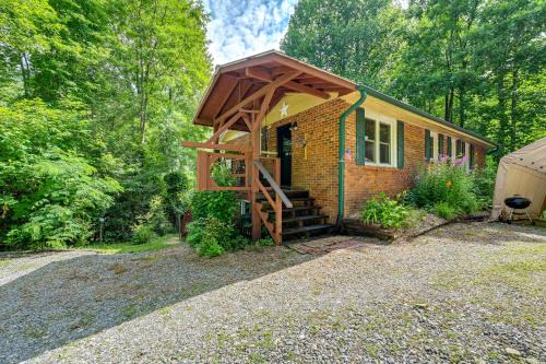 Unique and Artsy Cabin with Blue Ridge Mountain Views!