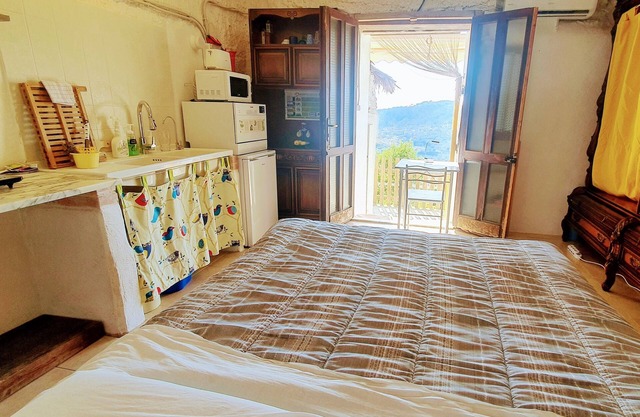 Unique Cave Stay w/E-Bikes, Fast WiFi, AC, Stunning Views, & HawaiiWC
