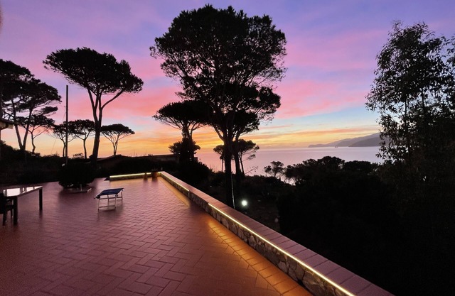 Unique location with sea views, quiet and yet very central