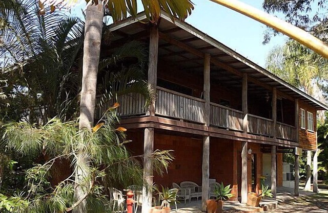 Unique Rustic Home amongst the tree and just a short walk to Snapper Creek