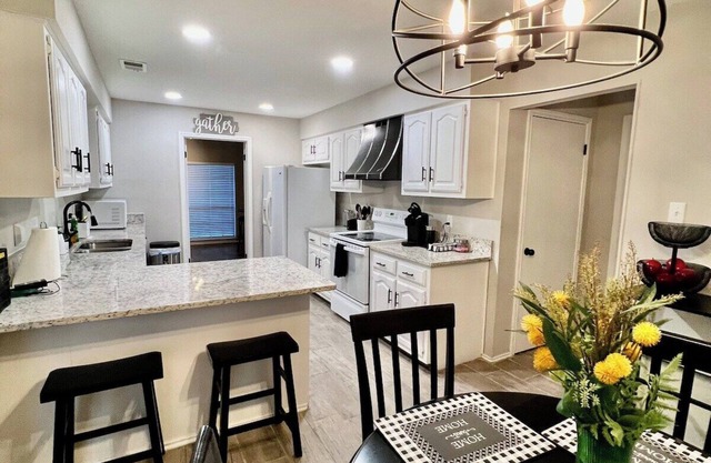 Universal City 4BR Furnished Relocation Housing Randolph AFB Wi-Fi Washer/Dryer