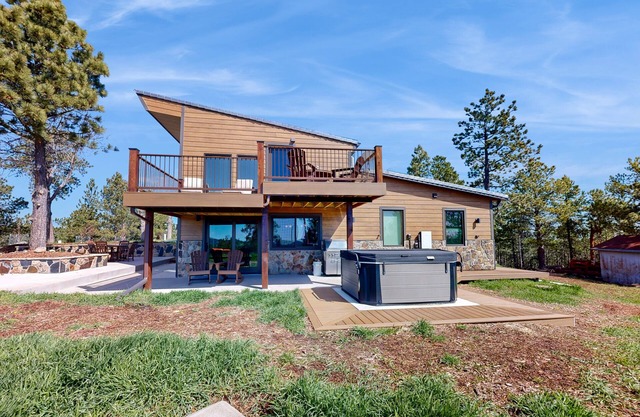 Unmatched views of Mt. Rushmore and Black Elk Peak on 17 acres with hot tub