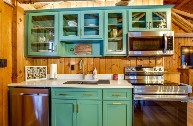 Unwind at Driftless Pines Cabin -