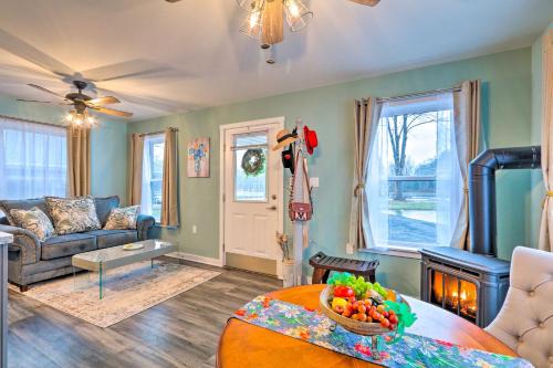 Unwind Fireside! Poconos Cottage 12 Mi to Slopes