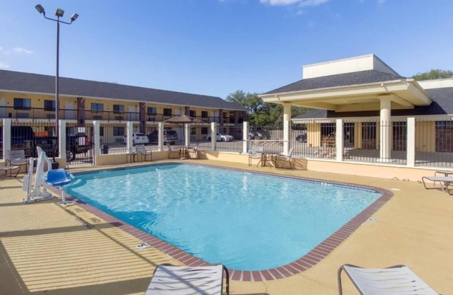 Unwind Near Port Aransas Museum w/Breakfast, Pool, Free Parking