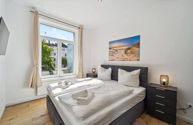 Up to 4 people close to the center