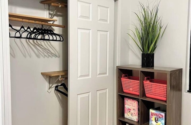 Updated 2 bed- Lincoln Park, King Bed, Private Deck, Paid Garage Parking