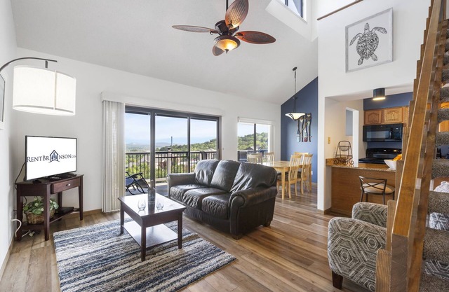 Updated, Gorgeous Views, Large Deck, Top Floor