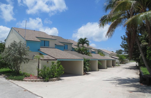 Upgraded Private Townhouse Location For Beach Vacationing In Comfort