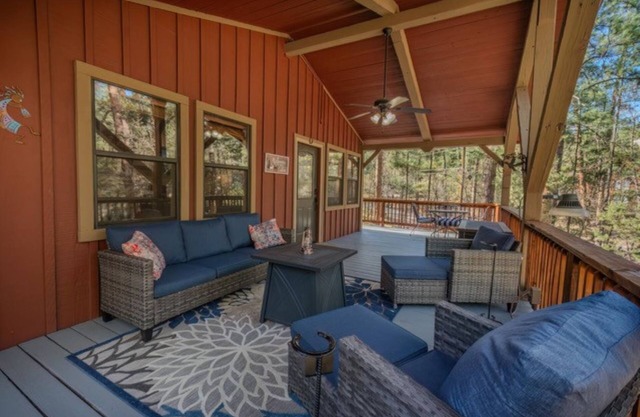 Upper Canyon Cabin, 2 King Beds, Fenced Yard, Wildlife, Dog-friendly!