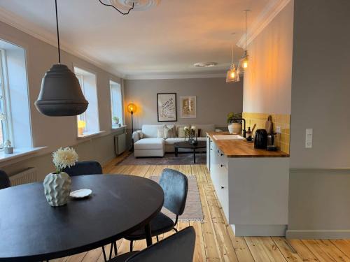 Upscale 3BR Apartment in City Center