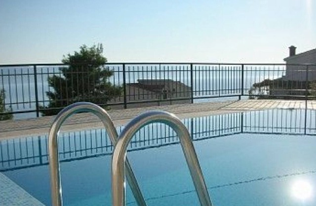 Upscale apartment with swimming pool and sea views