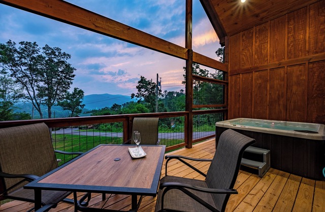 Upscale cabin w/Mountain Views & fireworks viewing from Hot Tub, Free Passes