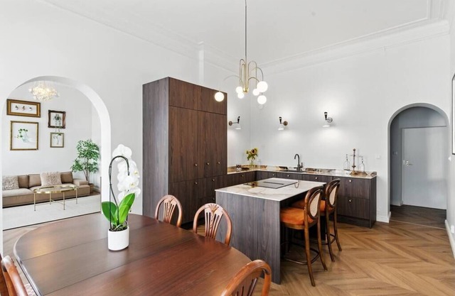 Upscale Downtown 2BR | King & Queen beds | Seaside