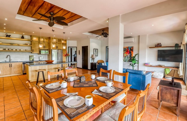 Upscale getaway on ocean-view property - pool, outdoor kitchen, and fast Wifi
