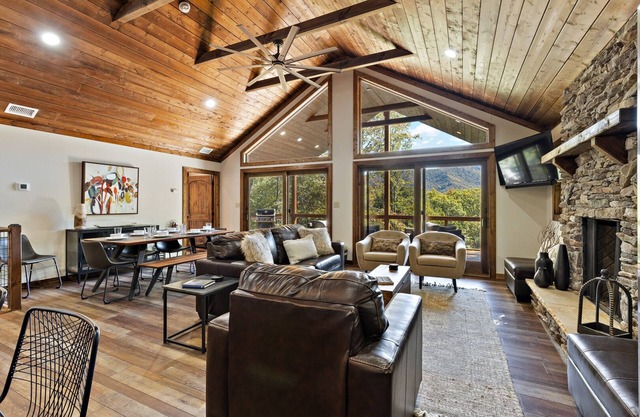 Upscale Mountain Cabin w/Living Room Views